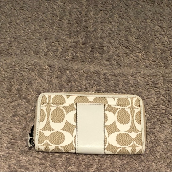 Crème and beige colored Coach wallet in excellent condition - Picture 5 of 6